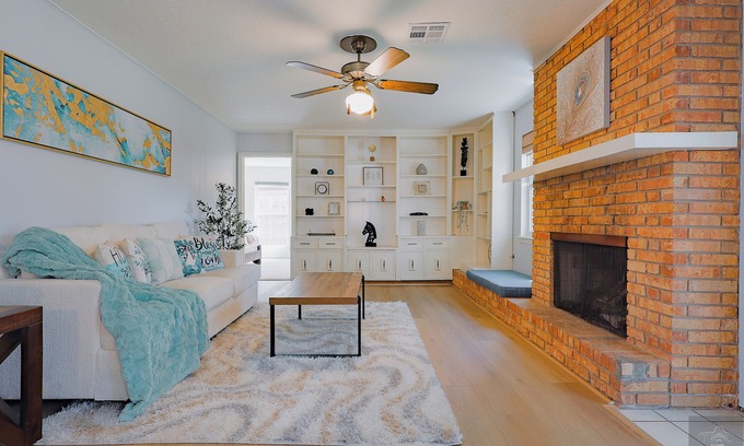 Spring Branch West House | Spacious 5BR Home - Near Energy Corridor - Sleeps 14 - Pet friendly