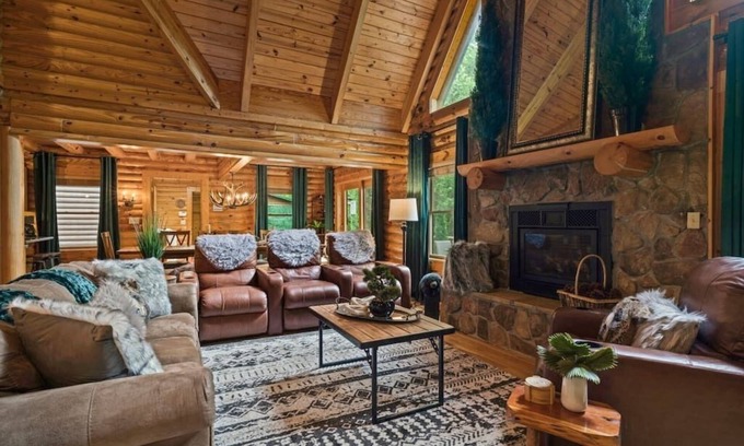 Skyland Cabin | Spacious 6-bedroom lodge in lovely Hendersonville