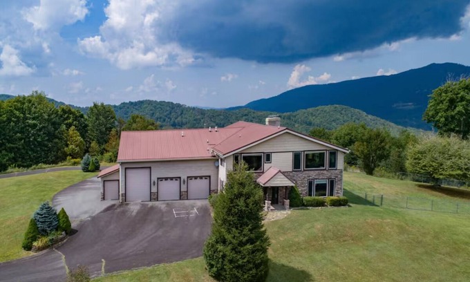 Sugar Mountain House | Spacious 6-bedroom house Sugar MTN Mansion 1mi to slope Hot Tub GrandfatherViews