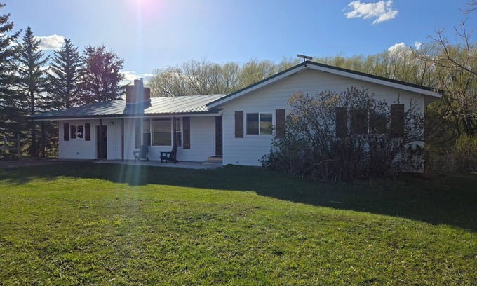 Livingston House | Spacious 6-bedroom house with AC, WiFi on a real working cattle ranch
