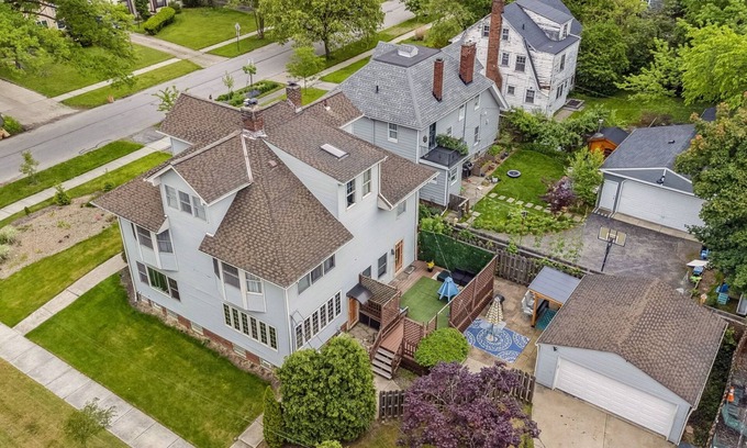 Cleveland House | Spacious 6-bedroom house with Game Room, Outside Bar and tons of Family Fun
