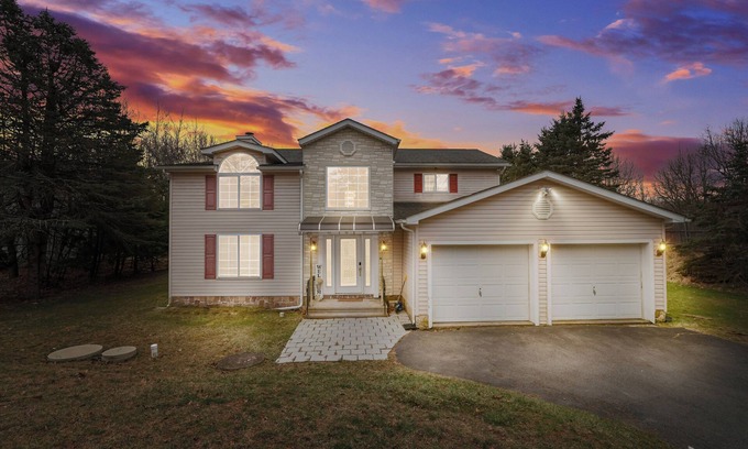 Long Pond House | SPACIOUS 6-bedroom house with TWO MASTER BR AND BA, GAME ROOM, HOT TUB