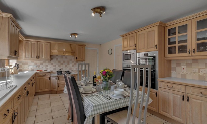 Norwich House | Spacious 6-Bedroom Home | Sleeps 11 | Fast Wi-Fi | Parking | Ideal for Families & Business Groups