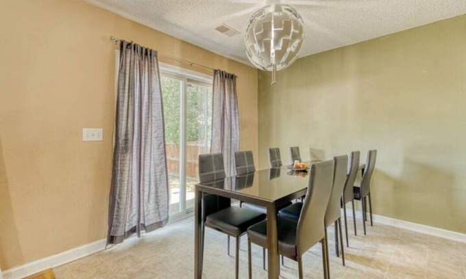 Huntcliff House | Spacious 6-Bedroom Southern Comfort Home for Graduations and Family Situations