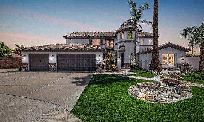East Mesa House | Spacious 6-bedroom Tropical Paradise with Activites Galore!