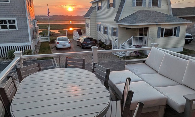 Wells Beach House | Spacious 6 BR, 4.5BA with water views across street from beautiful Wells Beach