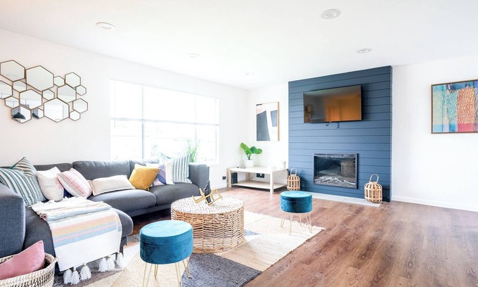Holly Park Other | Spacious 6-BR Farmhouse near Downtown
