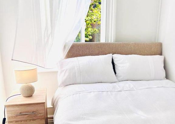 Southend-on-Sea Hotel | Spacious 6 double-bed rooms opposite C2C Southend