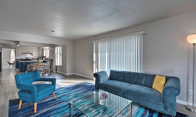 Old North Sacramento House | Spacious 7-bedroom 9 Bed house in serene Sacramento with AC, WiFi, Close to DT