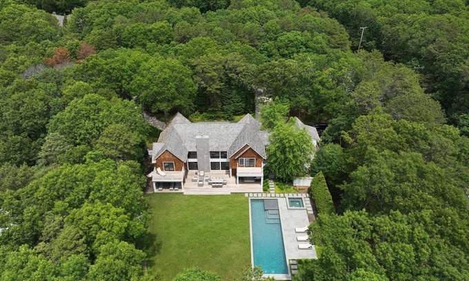 Wainscott House | Spacious 7-bedroom house in charming Wainscott walking distance to beach