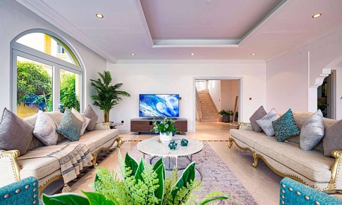 Palm Jumeirah Villa | Spacious 7-bedroom villa with AC and WiFi in welcoming Dubai