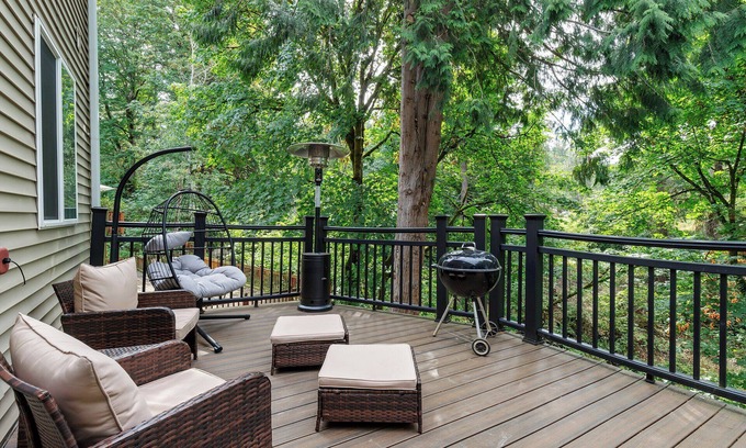 Gresham House | Spacious 7BR Lush Forest Family Retreat, Decks, Fire Pit, Bbq, Games, Jacuzzi,