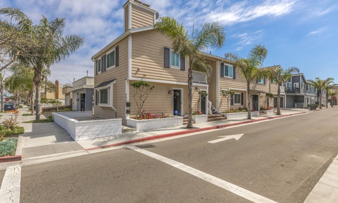 West Newport House | Spacious 8 Bedroom/7 Bath Duplex Only 3 Houses from Sand with AC