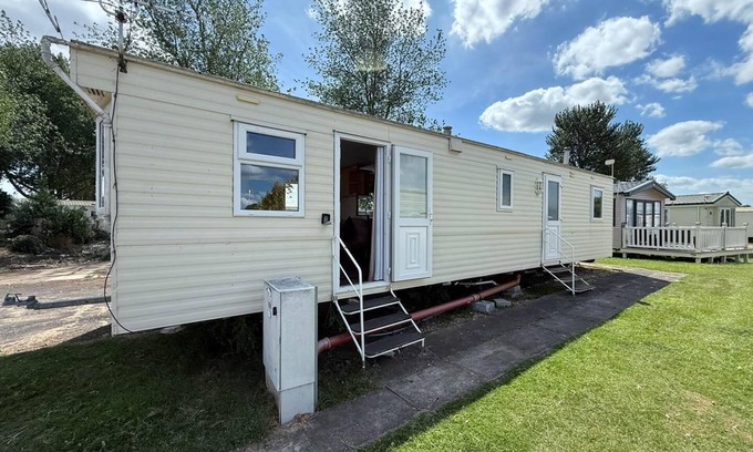Skegness House | Spacious 8 berth caravan for hire at Southview Holiday Park ref 33002TC