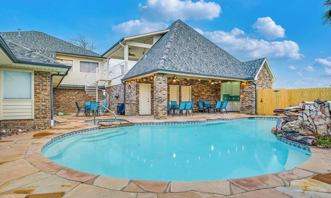 Garland House | Spacious 9-Bedroom Retreat w/Pool, Game Room & BBQ – Perfect for Groups!