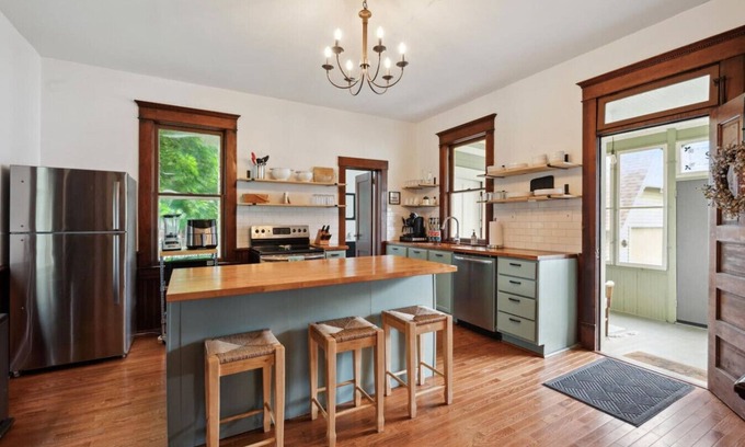 Pella House | Spacious and charming 4br home in downtown Pella