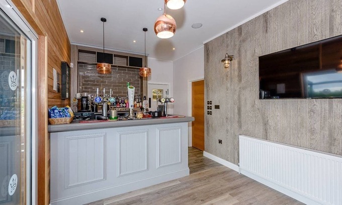 Penrith Ski Chalet | Spacious and contemporary lodges with one double with en suite W.