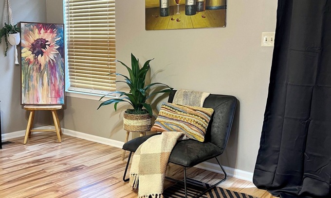 Middletown House | Spacious and luxurious 3 bed/1.5 bath townhome with free parking, sleeps 6