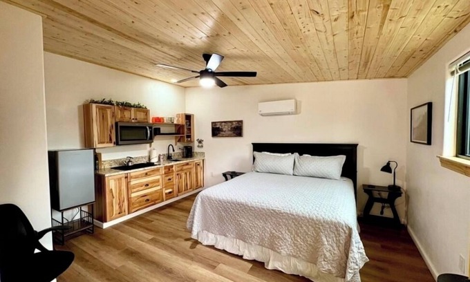 Three Rivers Apartment | Spacious and unique Studio suite in enchanting Three Rivers with WiFi, AC