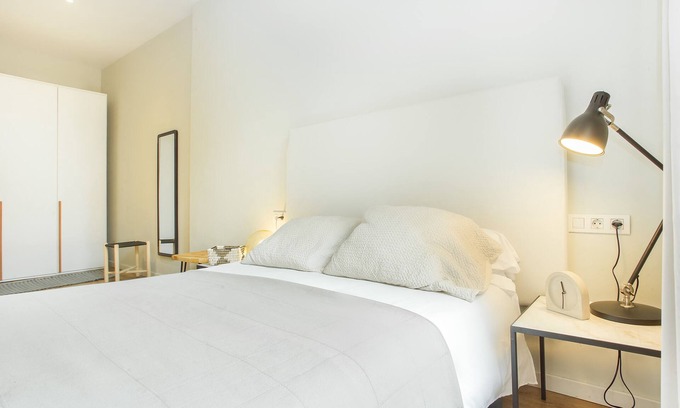 El Raval Apartment | Spacious apartment at few steps to las Ramblas, Liceu and Boqueria Market!