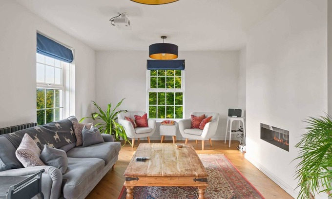 Totnes Condo | Spacious Apartment, Garden & Private Parking