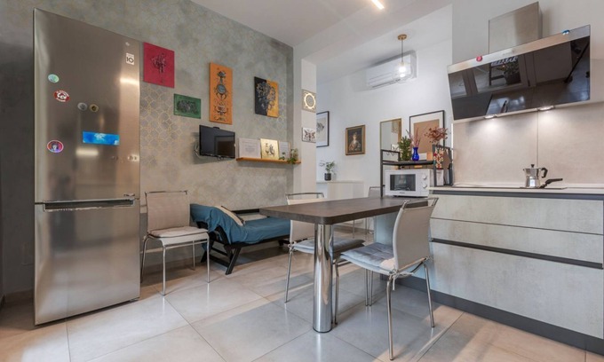 San Donato Apartment | Spacious apartment perfect for 3 people, located in the San Donato district and equipped with all comforts including an equipped balcony. Strategic location just a few minutes from the Fiera, the Tecnopolo, the Unipol and the ring road. Perfect for those