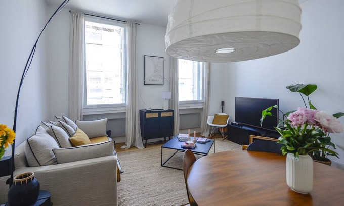 Saint-Lambert Apartment | Spacious apartment with sea view
