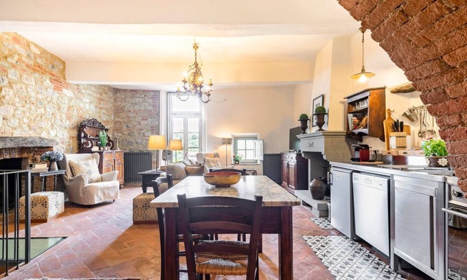 Lucignano Apartment | Spacious Apartment with Gorgeous Garden in the Heart of a Tuscan Town