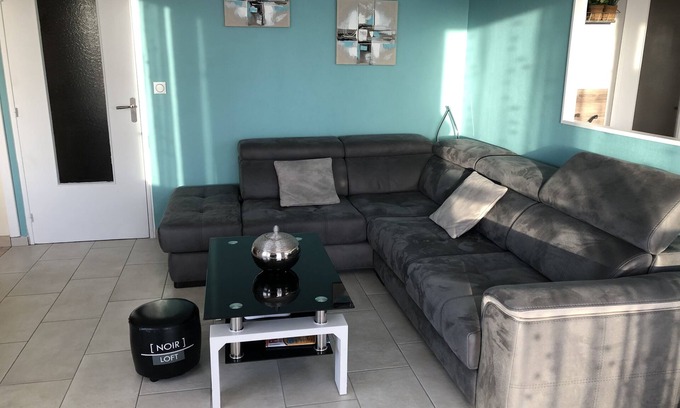 Paroisse Saints-Pierre-et-Paul-Apotres Condo | Spacious apartment with large terrace. Close to tram line.