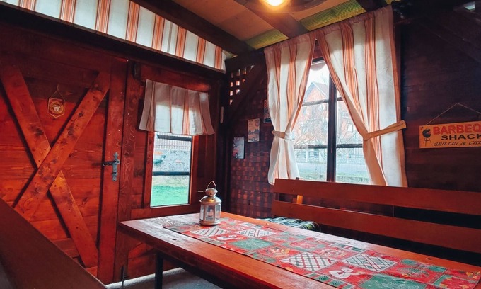 Otocac Apartment | Spacious apt. with free parking lot, in a silent street, only 200 m from center.