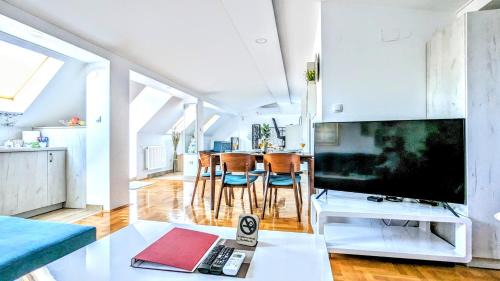 Novi Sad Apartment | Spacious & attractive 600m-7minuta hoda od centra, mogucnost za parking-apartmani-nsmilos