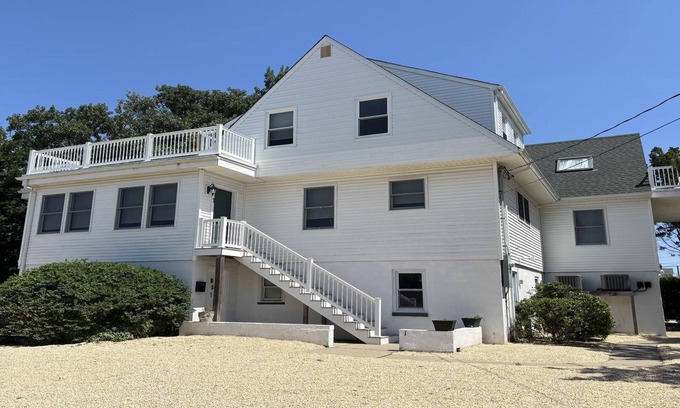 Beach Haven Gardens House | Spacious bay block 6 bedroom 4 bath home in Beach Haven Gardens