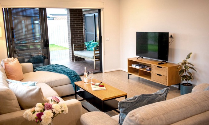 Wallington House | Spacious Beach Holiday House with Trampoline.