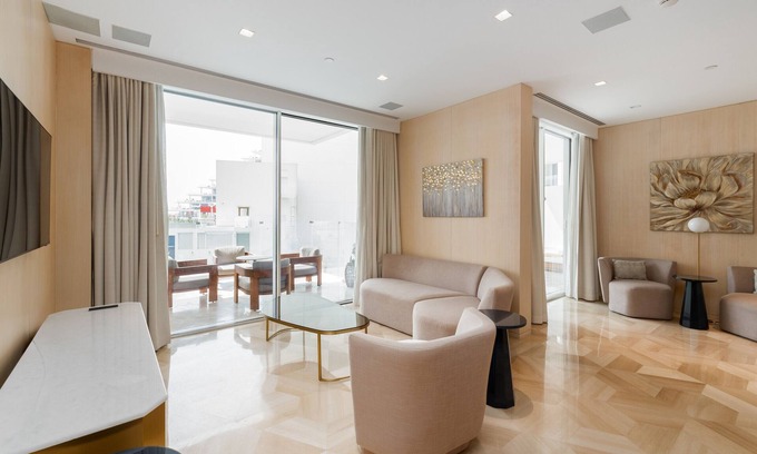 Palm Jumeirah Apartment | Spacious Beachside 2BR+M at FIVE Palm Jumeirah