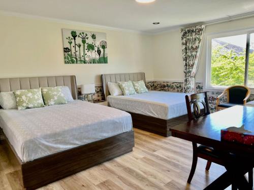 Richmond House | Spacious Bedroom with Two Queen Sized Bed