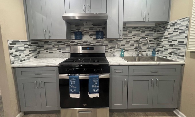 Fuller Park House | Spacious Bi-level near Downtown