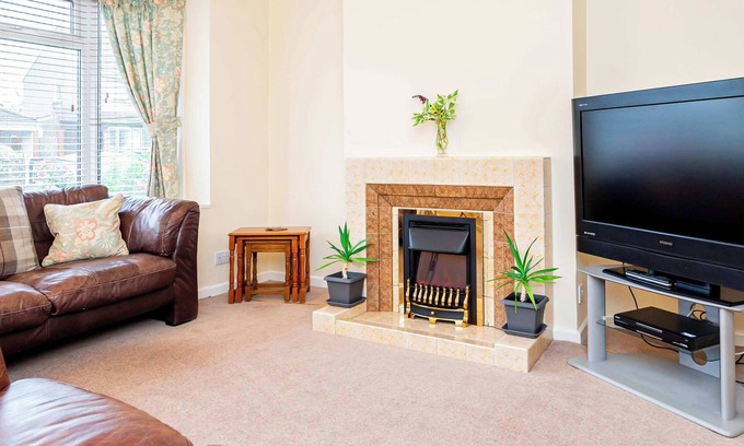Swindon House | Spacious & Bright 2 Bed Home in Swindon w Parking