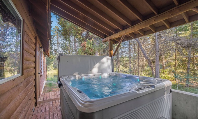 Island Park Cabin | Spacious Buffalo River House for Fall: Riverfront Views, Hot Tub, Arcade Games