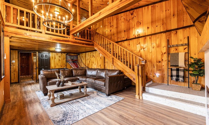 Bryson City Cabin | Spacious cabin near boat rentals & NOC with Hot Tub, Pool Table, & Gameroom