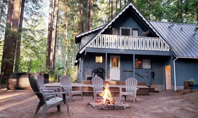 Packwood House | Spacious cabin with hot tub, close to Mt. Rainer