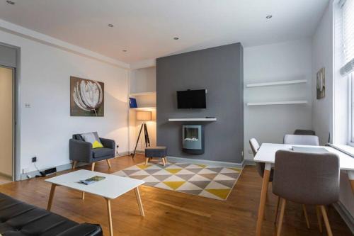 Winchester Apartment | Spacious Central Chic Apartment - Simplycheckin