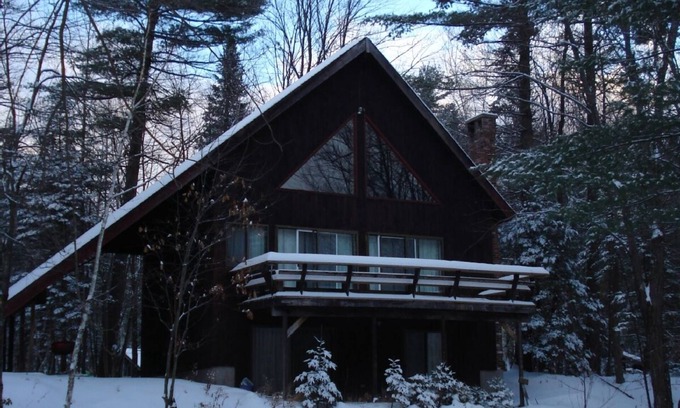 North Conway Ski Chalet | SPACIOUS CHALET -Walk to Echo lake- hiking trails all around- 5 min to skiing
