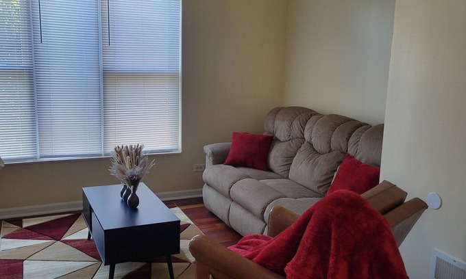 Greater Grand Crossing Apartment | Spacious Charming 4BD/2BTH in Woodlawn Near the University of Chicago!