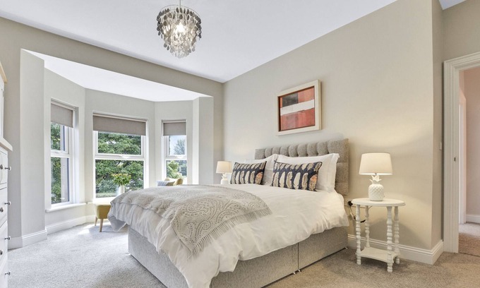 Ballycastle House | Spacious Coastal retreat - 1 minute walk to the beach and marina