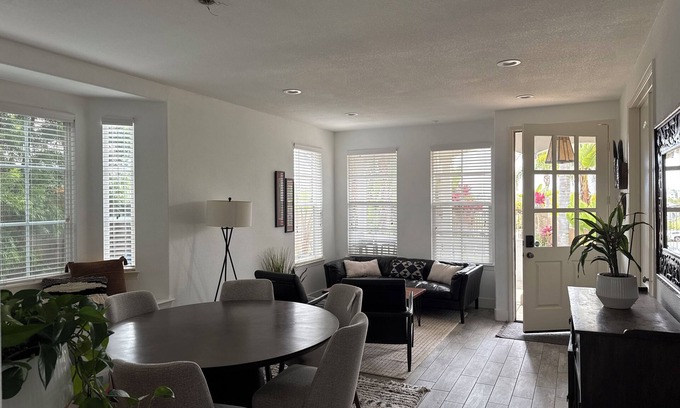 Leucadia House | Spacious Coastal Retreat – Walk to the Beach, Dining & Shopping!