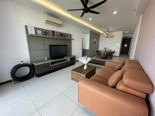 Tanjung Bungah Apartment | Spacious Comfy 8pax, 3 Bedroom, 2 Car Park, The Landmark
