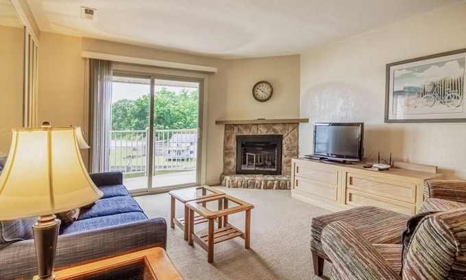 Osage Beach Resort | Spacious Condo 105 w/ Full-Sized Kitchen, Grill, & Deck Overlooking the Lake