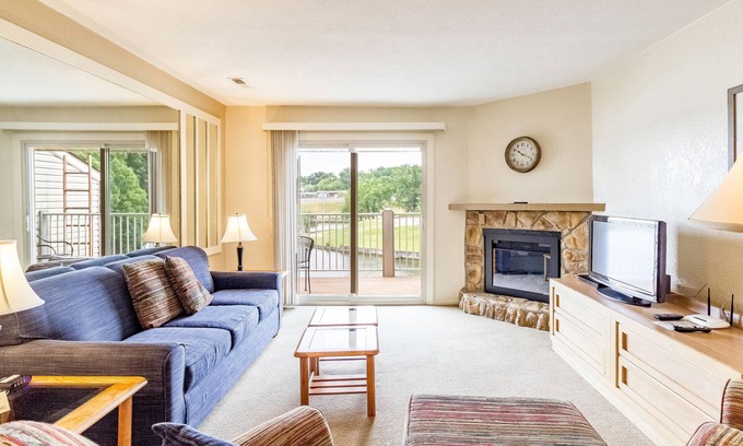 Osage Beach Resort | Spacious Condo 507 w/ Full-Sized Kitchen, Grill, & Deck Overlooking the Lake