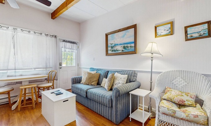 Ogunquit - Wells Apartment | Spacious condo w/shared pool and full kitchen Close to the beach
