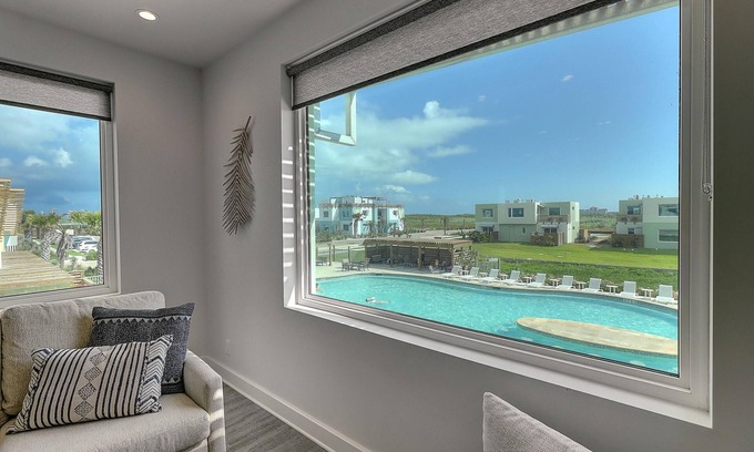 Corpus Christi Condo | Spacious Condo w/Den - Private Walkable Beach Access